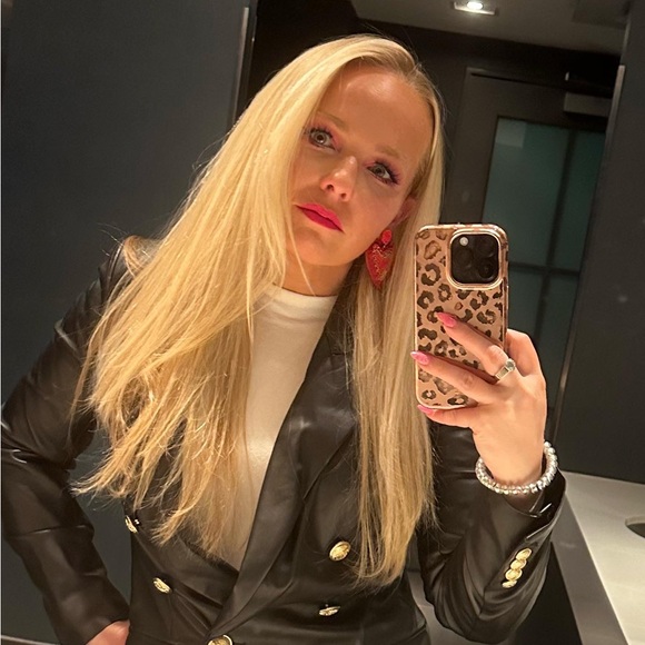 Meet your Posher, Melissa - Picture 2 of 3